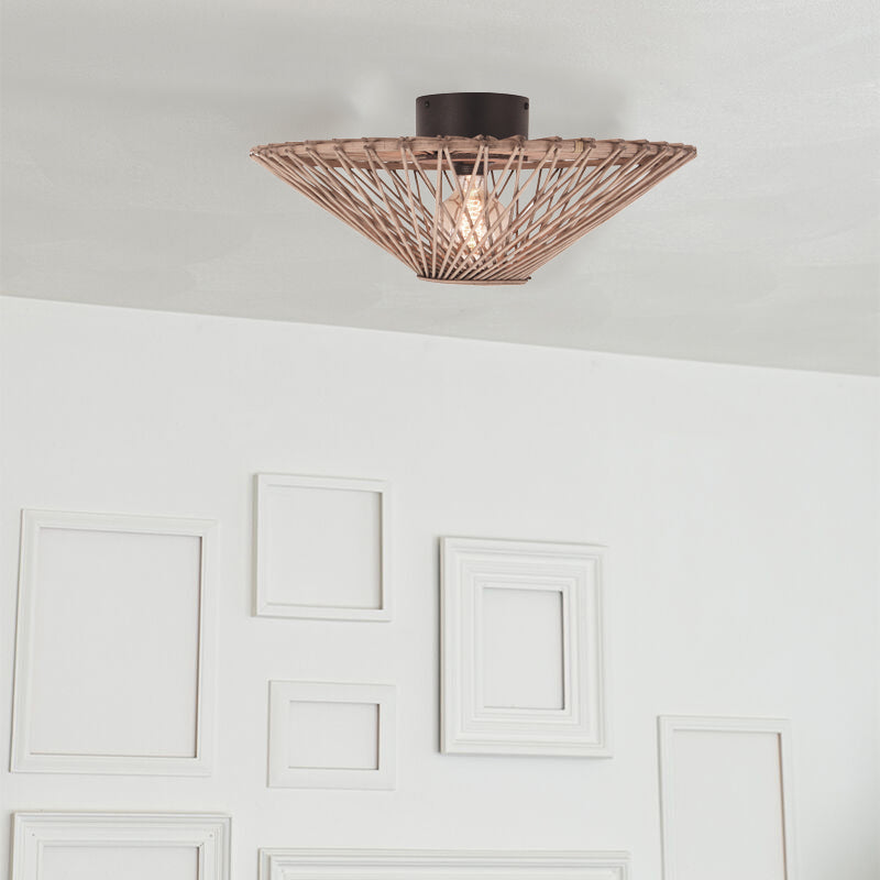 Een ronde plafondlamp van lichtbruin bamboe, gezien vanuit een licht perspectief van onderaf. De lamp heeft een open structuur waardoor het licht er mooi doorheen schijnt.