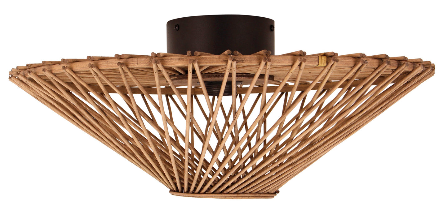 Een ronde plafondlamp van lichtbruin bamboe, gezien vanuit een licht perspectief van onderaf. De lamp heeft een open structuur waardoor het licht er mooi doorheen schijnt.