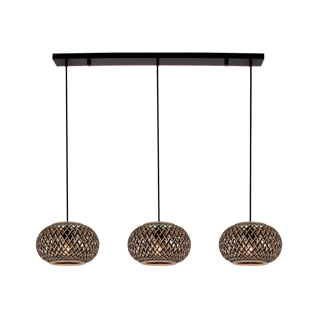 Various Weaving 3-lichts hanglamp met drie bamboe kapjes Ø28 cm in natuur en zwart, afgebeeld tegen een neutrale achtergrond.