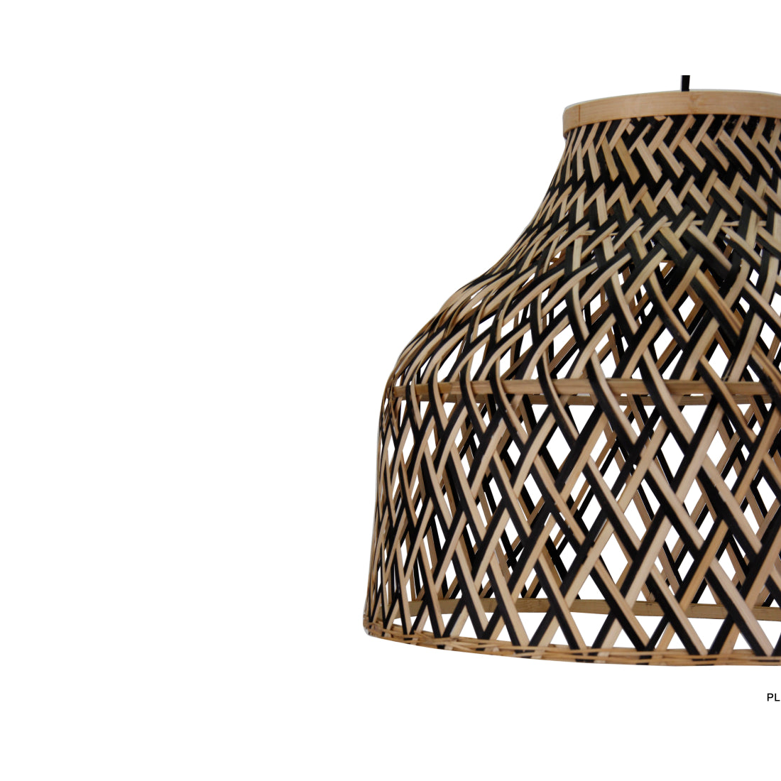 Close-up van het bamboe weefwerk en de zwarte afwerking van de Various Weaving 1-lichts hanglamp, met focus op het natuurlijke design.
