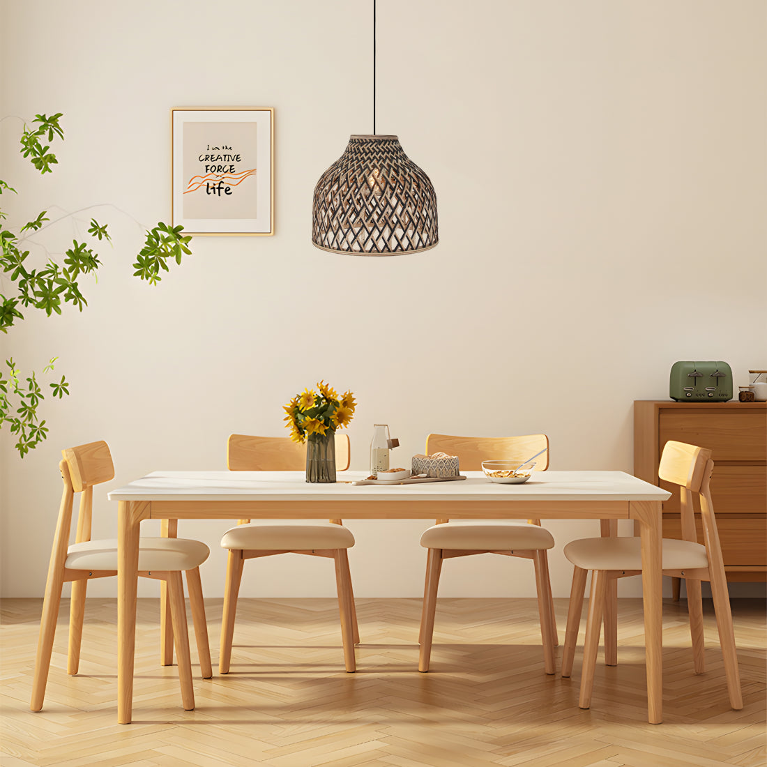 Various Weaving 1-lichts hanglamp boven een eettafel in een modern interieur, die een warme en natuurlijke sfeer creëert.