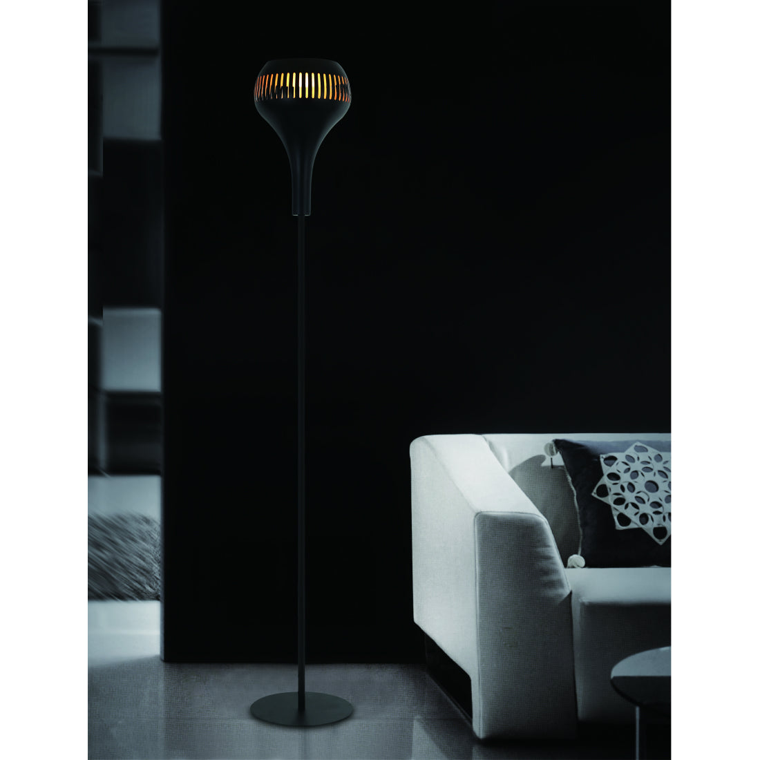 Various Canna vloerlamp 180 cm geplaatst in een woonkamer of leeshoek, die warm en sfeervol licht verspreidt.