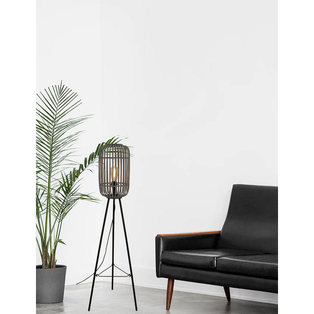 Various Woven vloerlamp Ø22 cm, 130 cm hoog, geplaatst in een woonkamer of leeshoek, die warme sfeerverlichting verspreidt.
