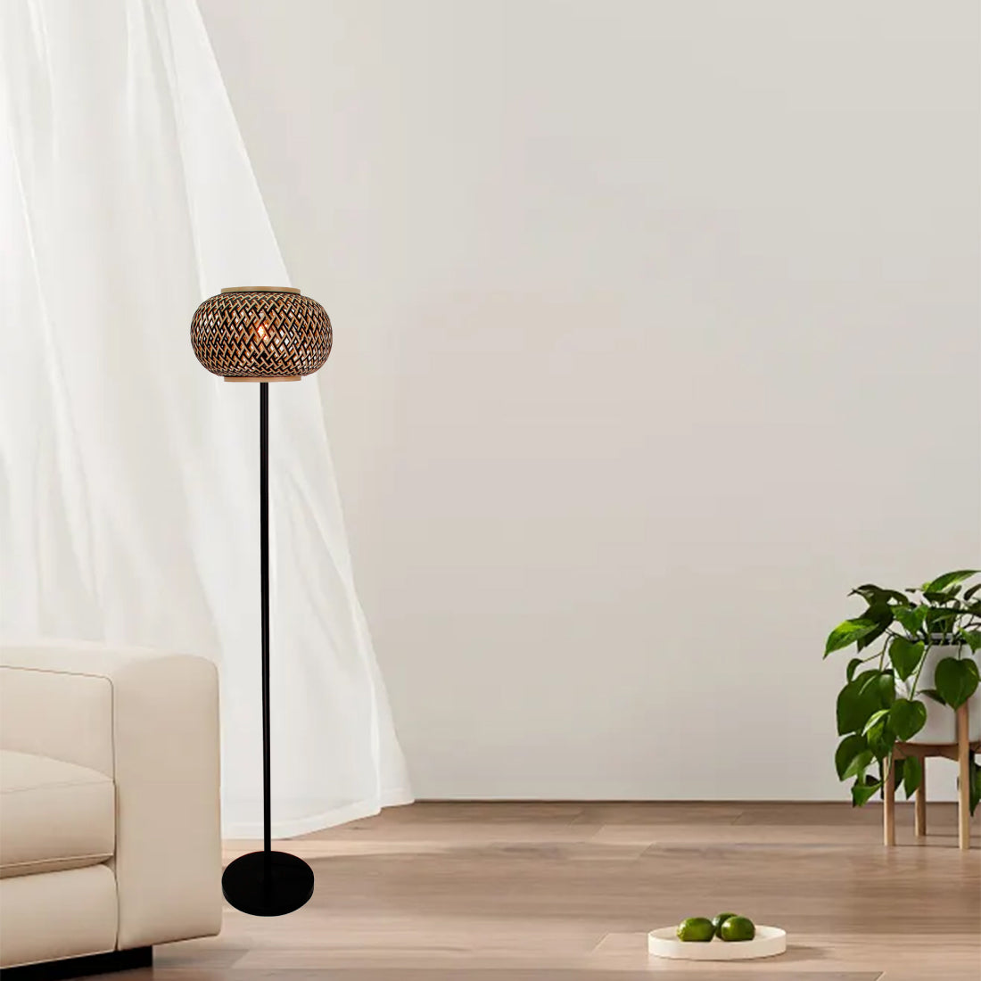 Various Weaving vloerlamp Ø38 cm geplaatst in een woonkamer of leeshoek, die warme, sfeervolle verlichting verspreidt.