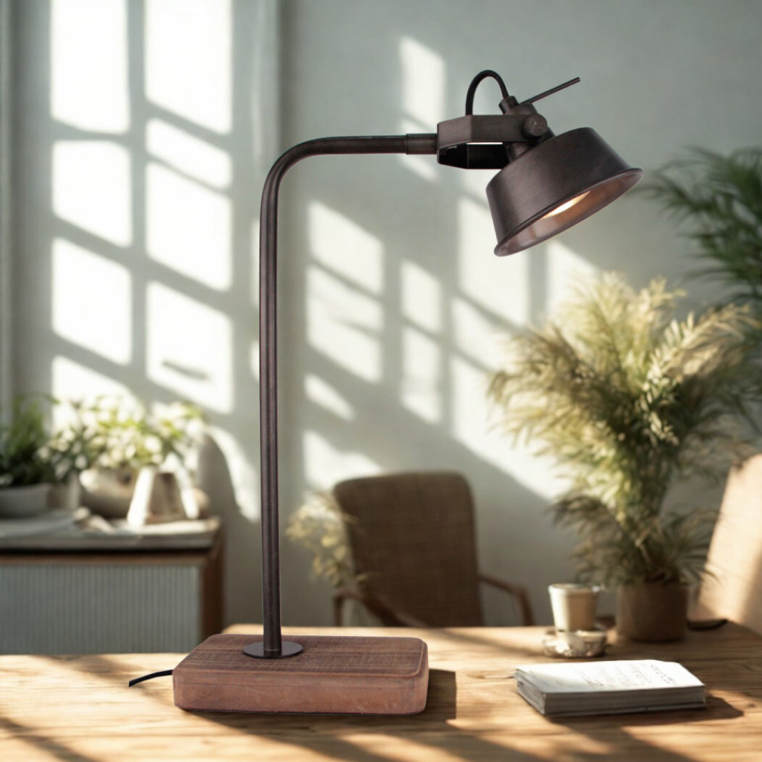 Various Max tafellamp Ø12 cm geplaatst op een nachtkastje of bijzettafel, die gericht licht en sfeer verspreidt.