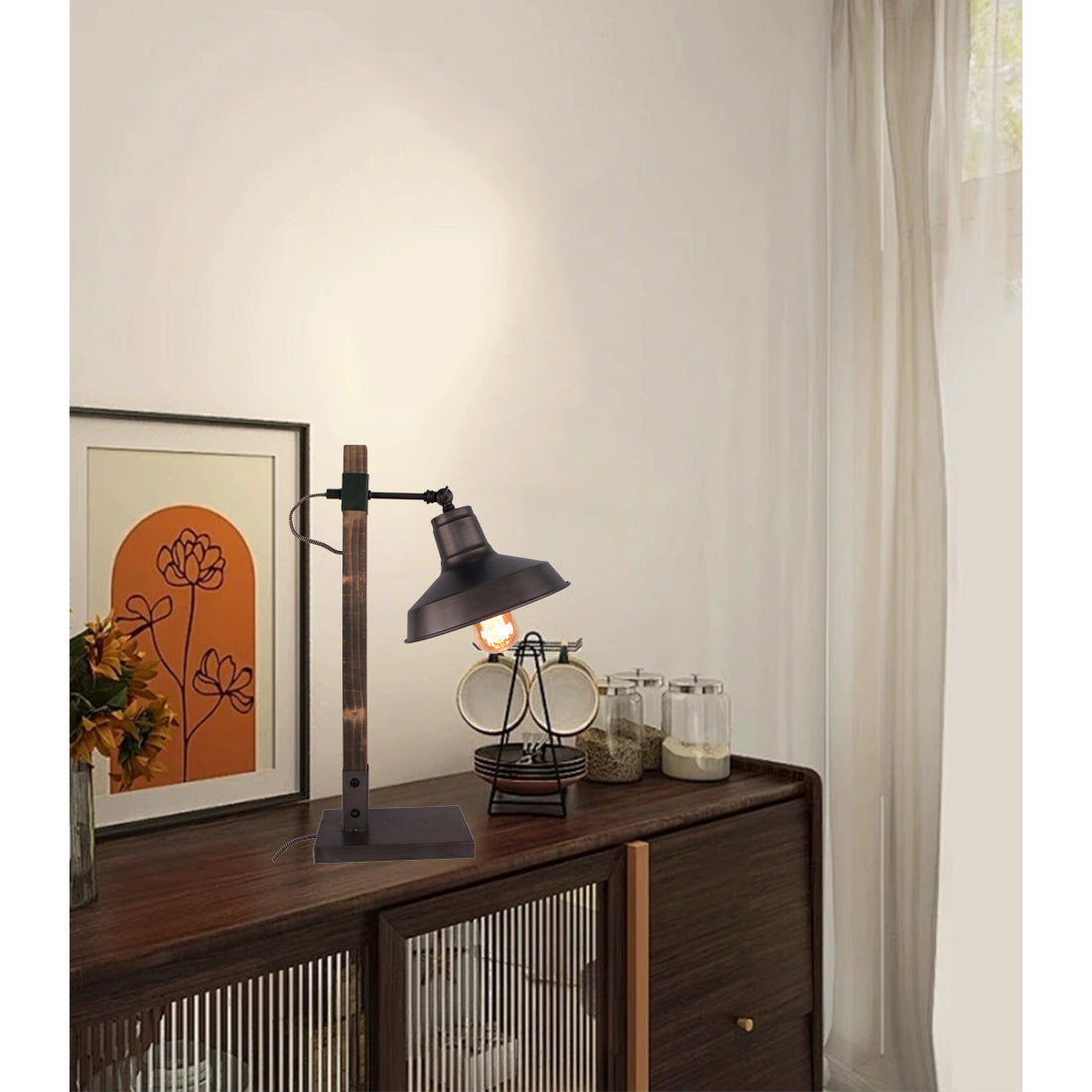 Various Max tafellamp 45 cm geplaatst op een bureau of bijzettafel, die een warme industriële sfeer creëert.