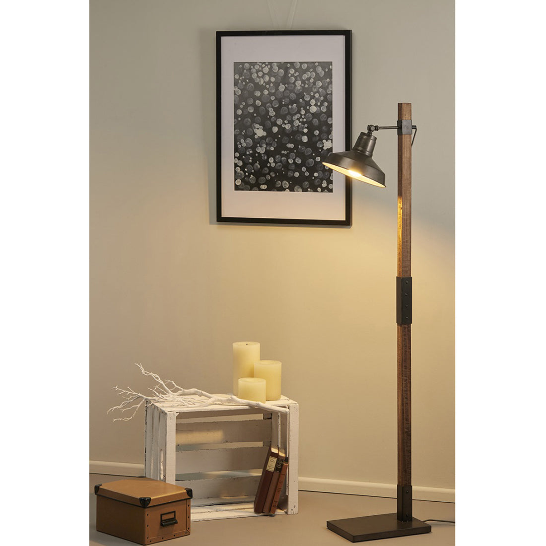 De Various Max vloerlamp in zwart heeft een hoogte van 140 cm. Een moderne, stijlvolle vloerlamp die een eigentijdse uitstraling biedt voor elk interieur.