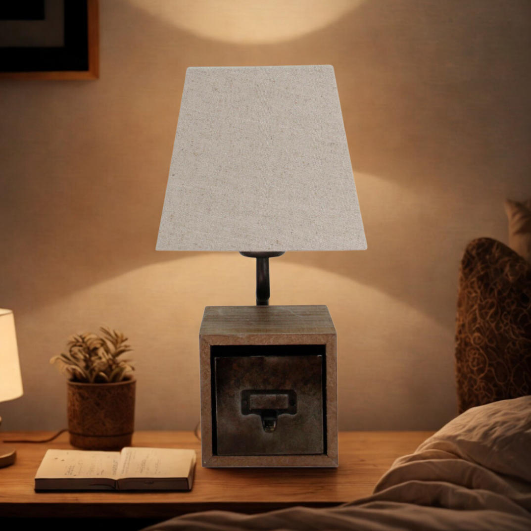 Various Nachtkastlamp geplaatst op een nachtkastje, die een warme vintage sfeer in de slaapkamer creëert.