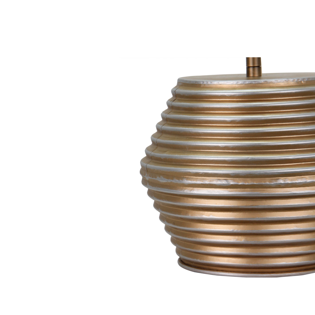 De Various Tin tafellamp in goud heeft een Ø28 cm kap. Een moderne, stijlvolle tafellamp die een eigentijdse uitstraling biedt voor elk interieur.
