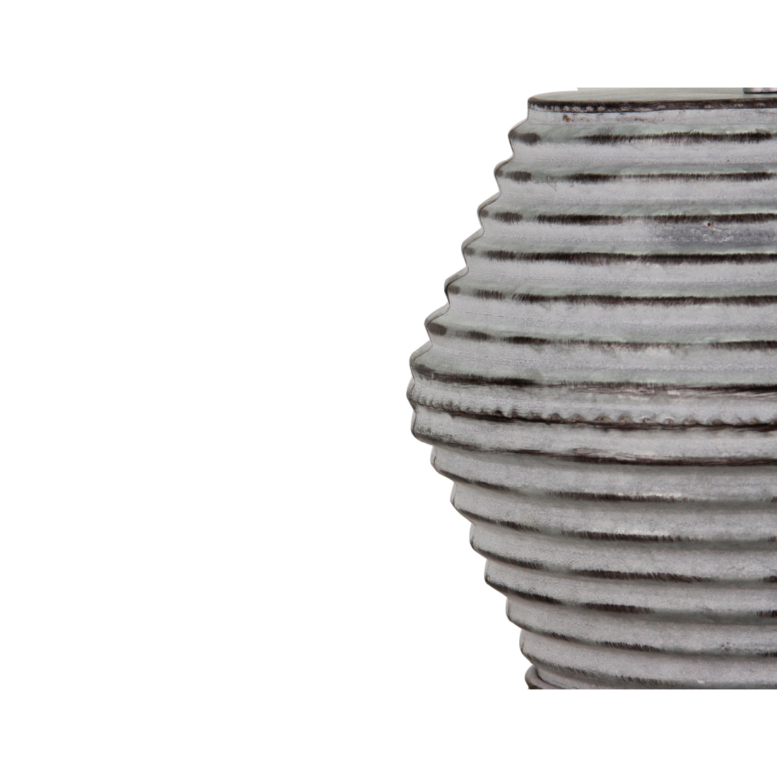 De Various Tin tafellamp in zilver heeft een Ø30 cm kap. Een moderne, stijlvolle tafellamp die een eigentijdse uitstraling biedt voor elk interieur.