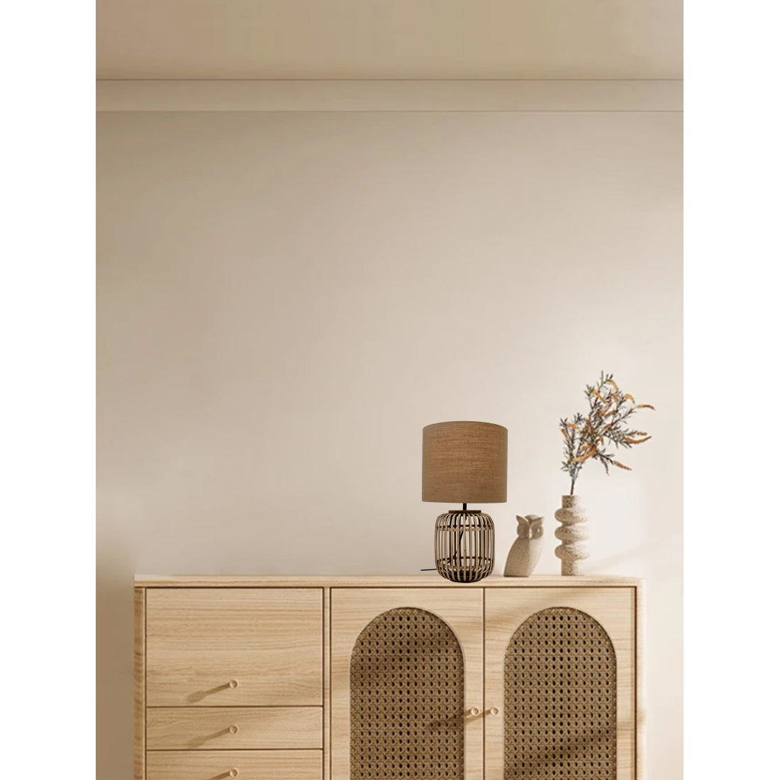 Various Woven tafellamp Ø24 cm in een sfeervol boho interieur, die warme en natuurlijke verlichting verspreidt.