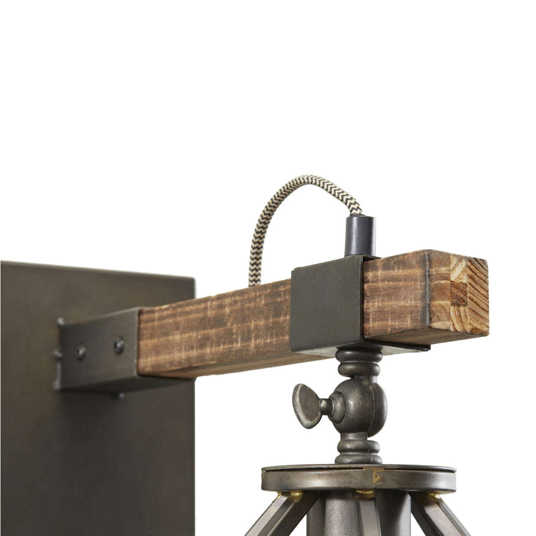Close-up van het industriële metaal en houten accent van de Chericoni Aperto wandlamp Ø18 cm.