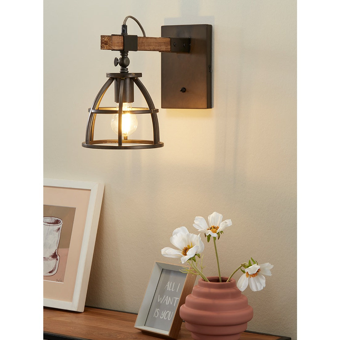 Chericoni Aperto wandlamp Ø18 cm gemonteerd boven een zithoek, die een warme industriële sfeer creëert.