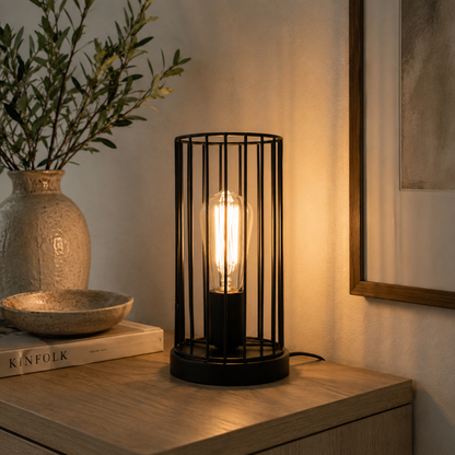 Een sfeervolle zwart metalen tafellamp uit de Tavola-serie. Perfect voor een industriële uitstraling in je woonkamer.