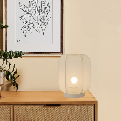Sfeervolle Lecce tafellamp die warm licht geeft in een minimalistisch interieur.