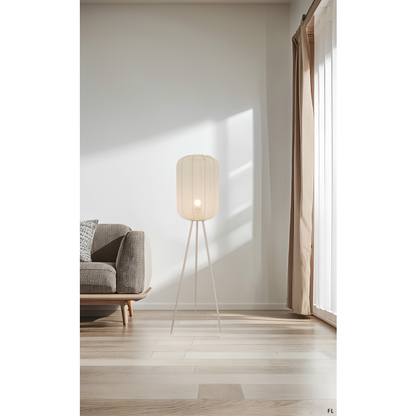 Lecce vloerlamp naast een bank of fauteuil, creëert rust en warmte in de kamer.
