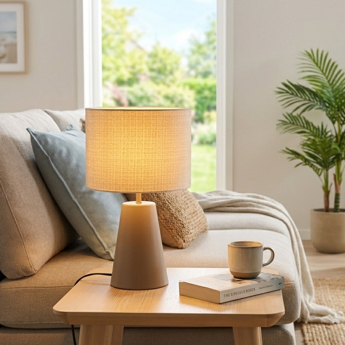 De taupe Faro tafellamp brengt een warme sfeer in elke woonkamer. Perfect voor een gezellige avond aan de eettafel.