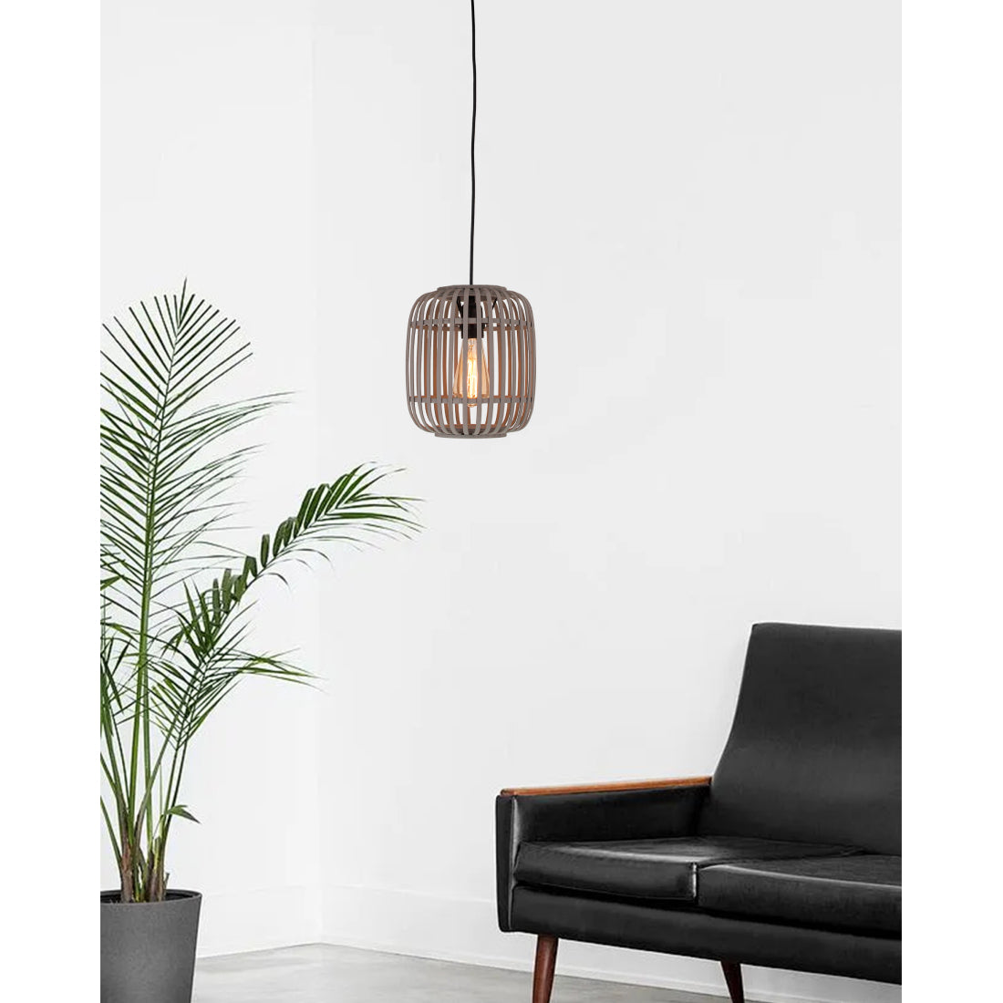 De grijze Woven hanglamp creëert een warme sfeer boven de eettafel. Perfect voor een modern en sfeervol interieur.