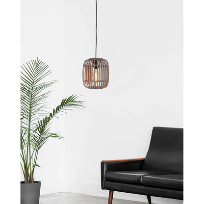 De grijze Woven hanglamp creëert een warme sfeer boven de eettafel. Perfect voor een modern en sfeervol interieur.