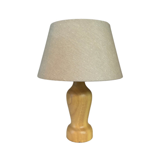 Tafellamp Mona met een lichtgekleurde houten voet en een zandkleurige linnen kap tegen een witte achtergrond.