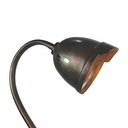 Close-up van het zwarte staal en houten voet van de Various tafellamp 31 cm hoog.