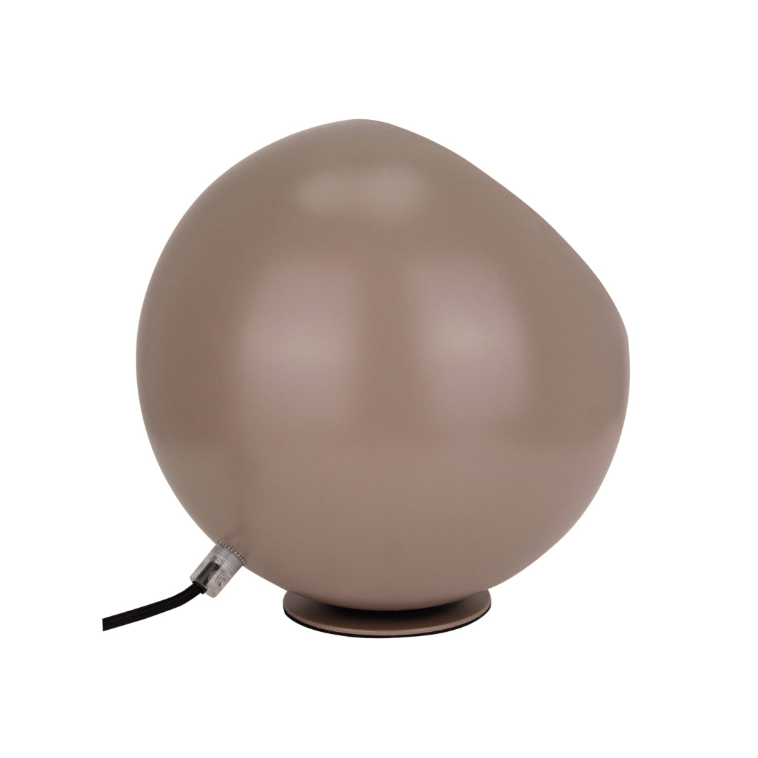 De taupekleurige Sfera tafellamp heeft een modern design. Perfect voor een sfeervolle aanvulling in jouw interieur.