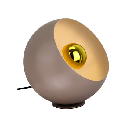 De taupe Sfera tafellamp voegt een moderne touch toe aan je interieur. Perfect voor sfeervolle avonden en gezellige momenten.