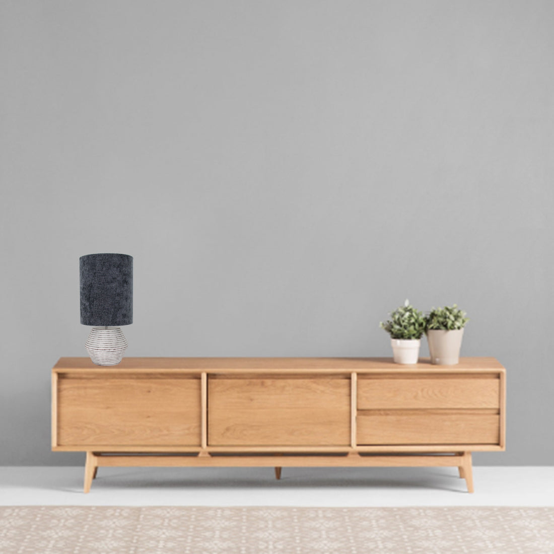 Gedetailleerde weergave van de moderne zilveren Modena tafellamp. Perfect voor een eigentijdse touch op elke tafel.