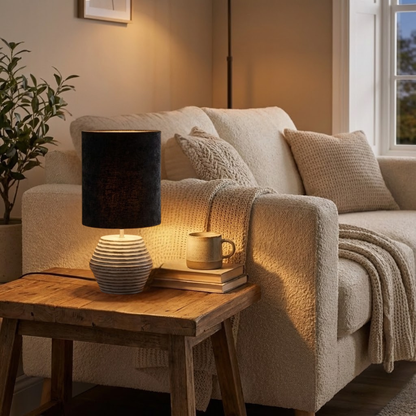 Deze moderne zilveren tafellamp voegt een vleugje elegantie toe aan jouw interieur. Perfect voor sfeervolle avonden.