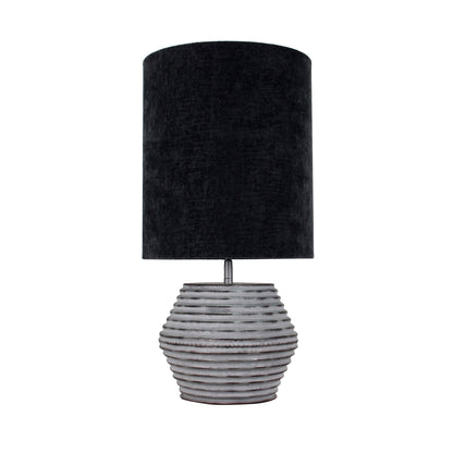 Deze moderne zilveren tafellamp voegt een eigentijdse touch toe aan je interieur. Perfect voor sfeervolle avonden!