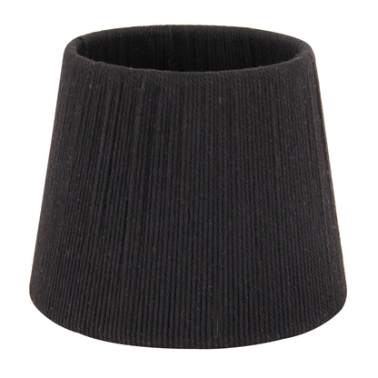 Ronde zwarte lampenkap gemaakt van verticaal geweven katoenen koord.