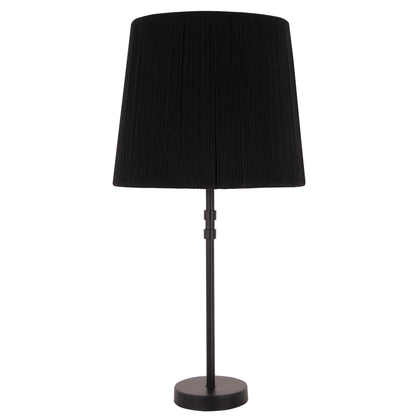 Luxe zwarte lampenkap met natuurlijke materialen voor een modern interieur.