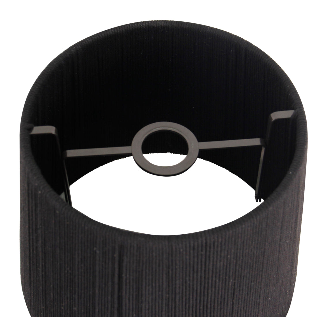 Zijaanzicht van de zwarte koord-lampenkap die een subtiel schaduwspel geeft.