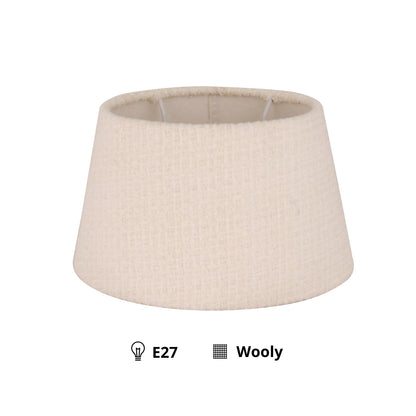 Beige ovale lampenkap tegen een lichte achtergrond.