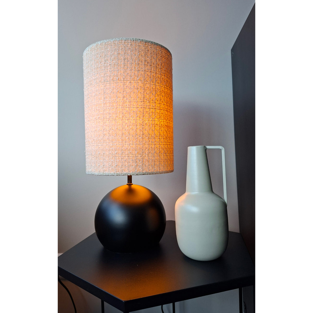 De Porto tafellamp in zwart en zand voegt een moderne flair toe aan je interieur.