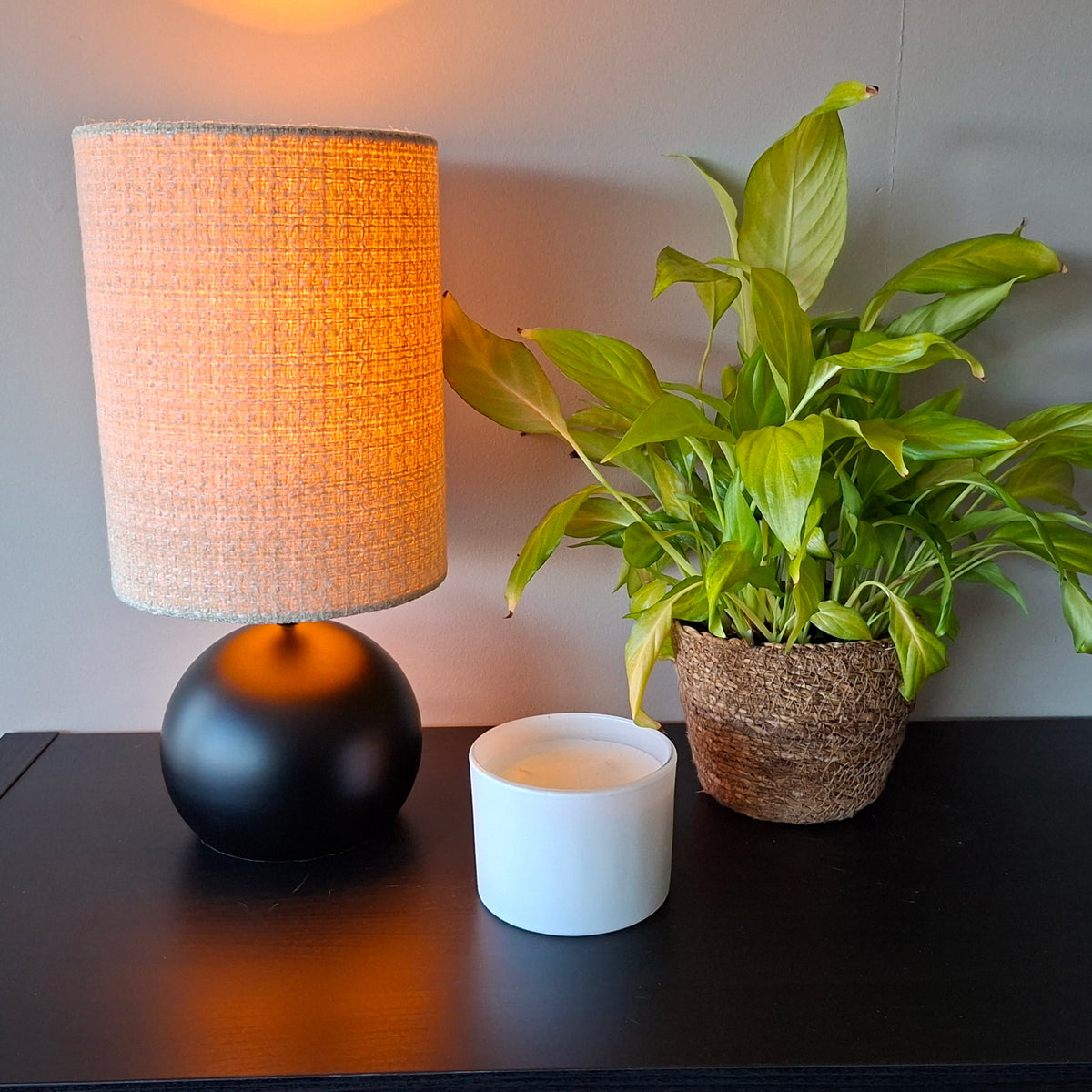 Minimalistische Porto tafellamp in zwart en zand. Perfect voor een moderne uitstraling op een bureau of nachtkastje.