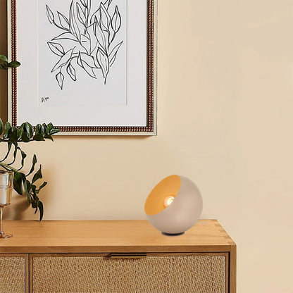 Details van de moderne tafellamp Occhio in zandkleur. Deze lamp voegt warme charme toe aan elke tafelschikking.