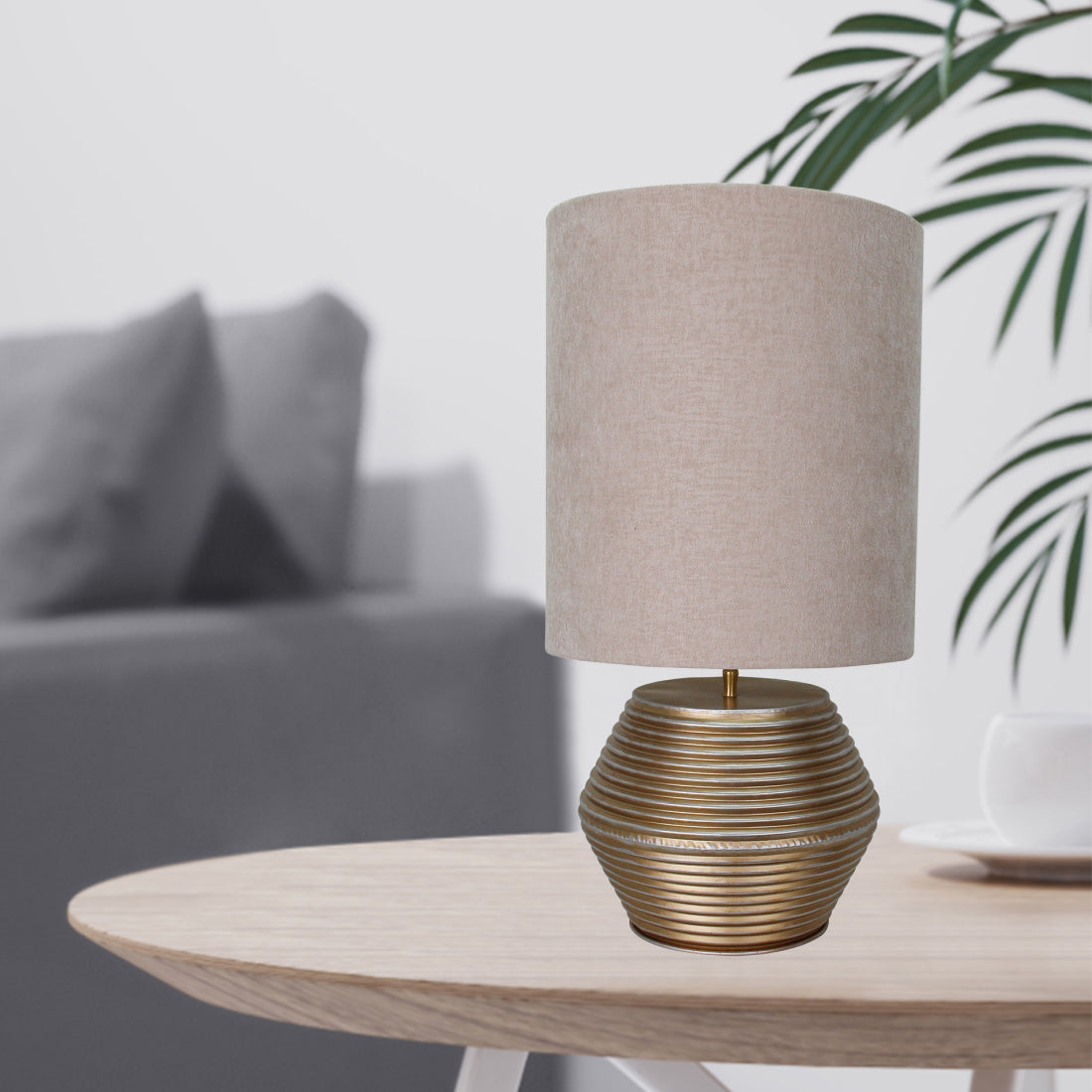 De Various Tin tafellamp in goud heeft een Ø28cm kap. Een moderne, stijlvolle tafellamp die een eigentijdse uitstraling biedt voor elk interieur.