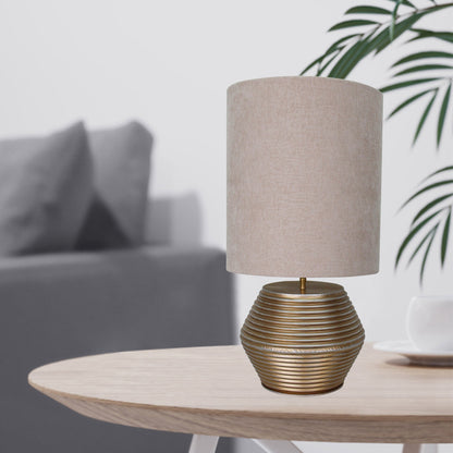 De Various Tin tafellamp in goud heeft een Ø28cm kap. Een moderne, stijlvolle tafellamp die een eigentijdse uitstraling biedt voor elk interieur.