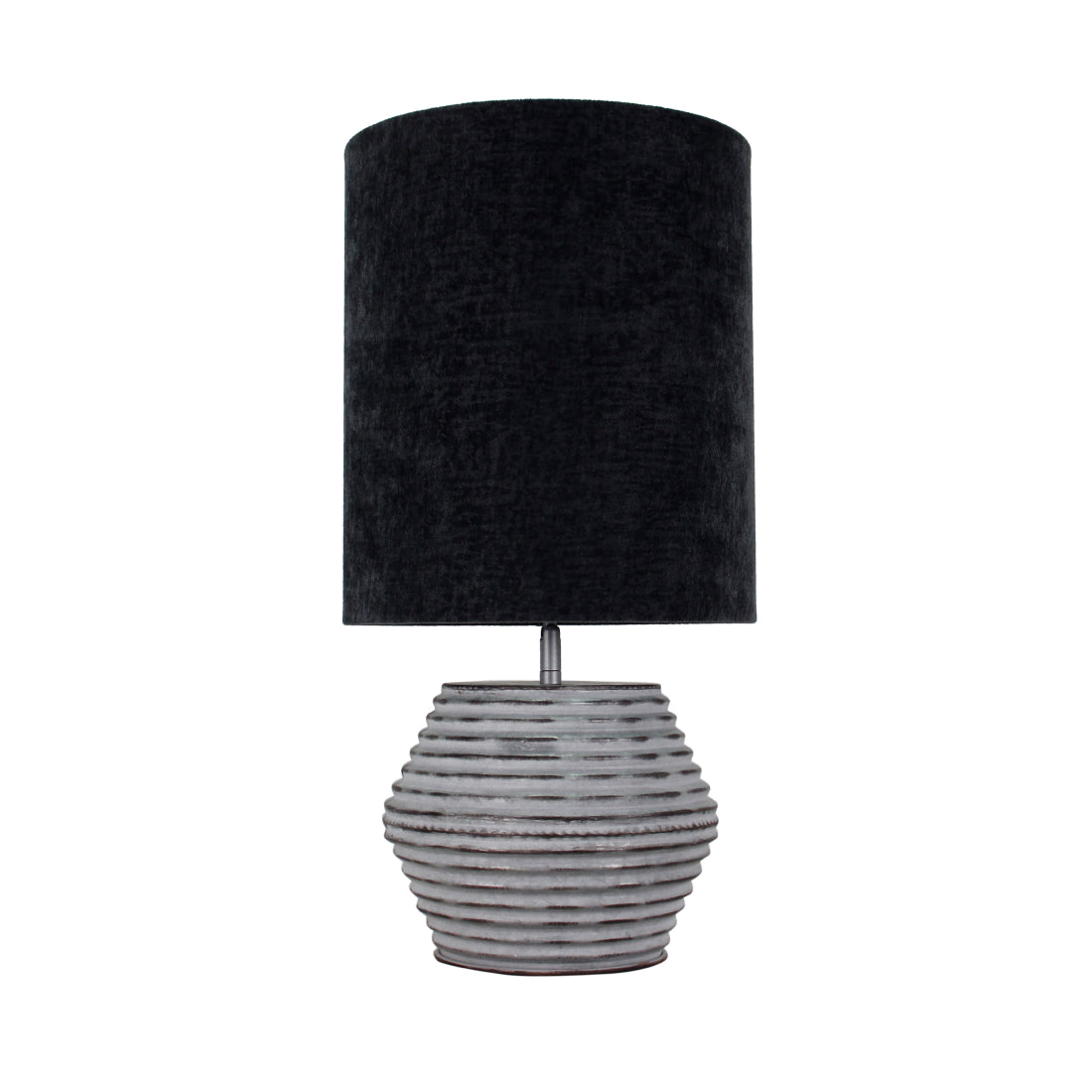 De Various Tin tafellamp in zilver heeft een Ø28 cm kap. Een moderne, stijlvolle tafellamp die een eigentijdse uitstraling biedt voor elk interieur.
