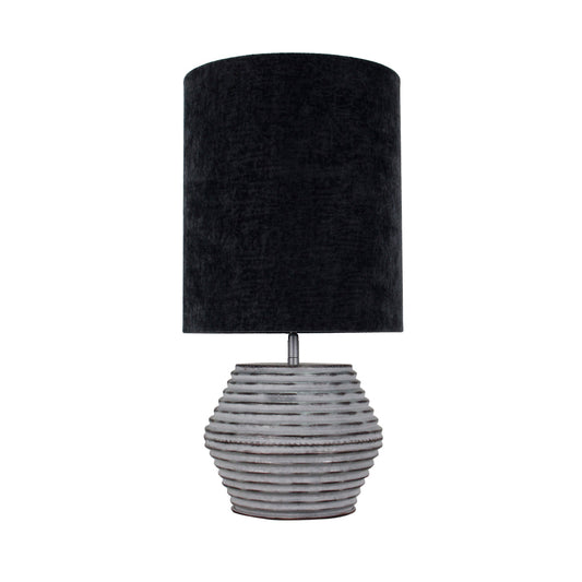 De Various Tin tafellamp in zilver heeft een Ø28 cm kap. Een moderne, stijlvolle tafellamp die een eigentijdse uitstraling biedt voor elk interieur.