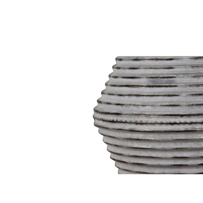 De Various Tin tafellamp in zilver heeft een Ø28 cm kap. Een moderne, stijlvolle tafellamp die een eigentijdse uitstraling biedt voor elk interieur.