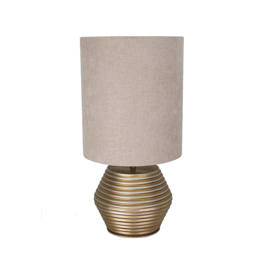 De Various Tin tafellamp in goud heeft een Ø30 cm kap. Een moderne, stijlvolle tafellamp die een eigentijdse uitstraling biedt voor elk interieur.