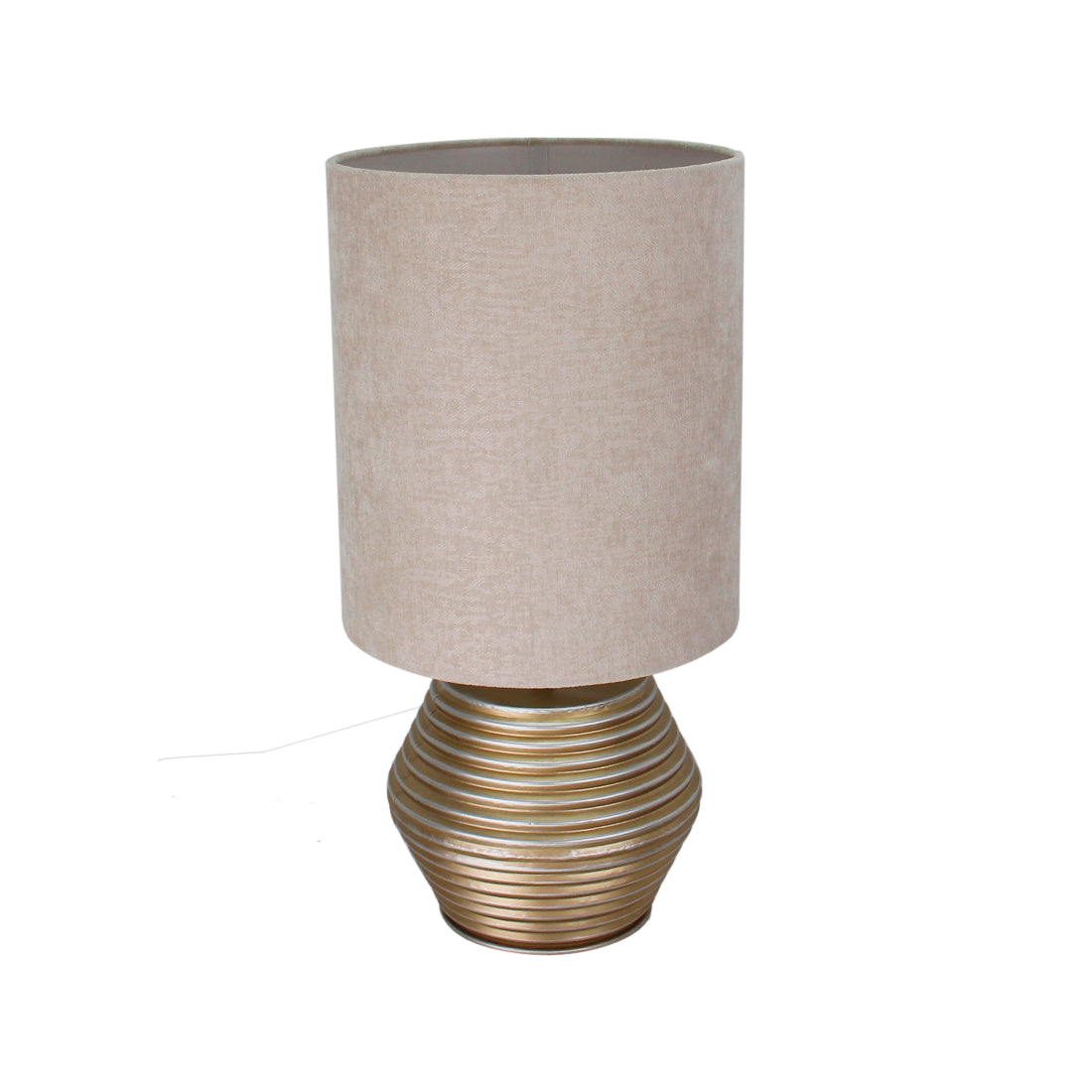 De Various Tin tafellamp in goud heeft een Ø30 cm kap. Een moderne, stijlvolle tafellamp die een eigentijdse uitstraling biedt voor elk interieur.