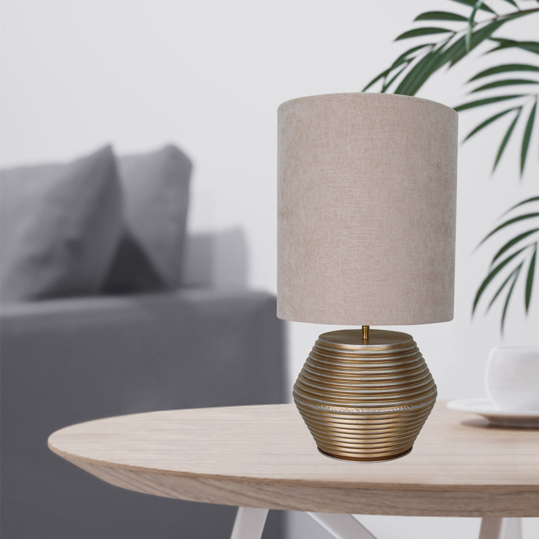 De Various Tin tafellamp in goud heeft een Ø30 cm kap. Een moderne, stijlvolle tafellamp die een eigentijdse uitstraling biedt voor elk interieur.