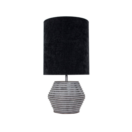 De Various Tin tafellamp in zilver heeft een Ø30 cm kap. Een moderne, stijlvolle tafellamp die een eigentijdse uitstraling biedt voor elk interieur.