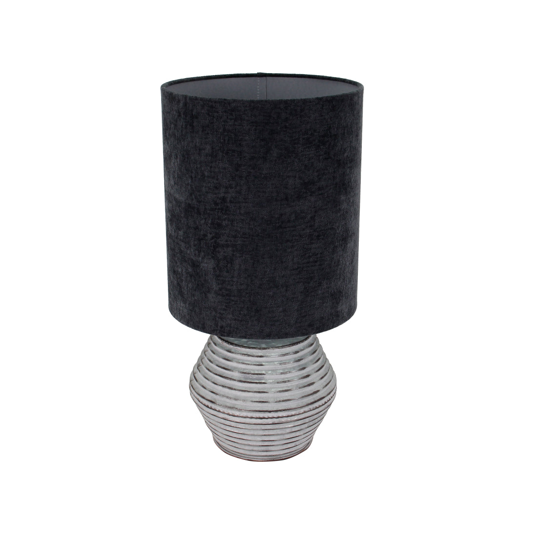De Various Tin tafellamp in zilver heeft een Ø30 cm kap. Een moderne, stijlvolle tafellamp die een eigentijdse uitstraling biedt voor elk interieur.