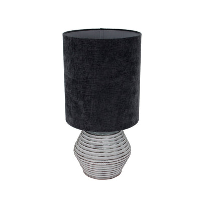 De Various Tin tafellamp in zilver heeft een Ø30 cm kap. Een moderne, stijlvolle tafellamp die een eigentijdse uitstraling biedt voor elk interieur.