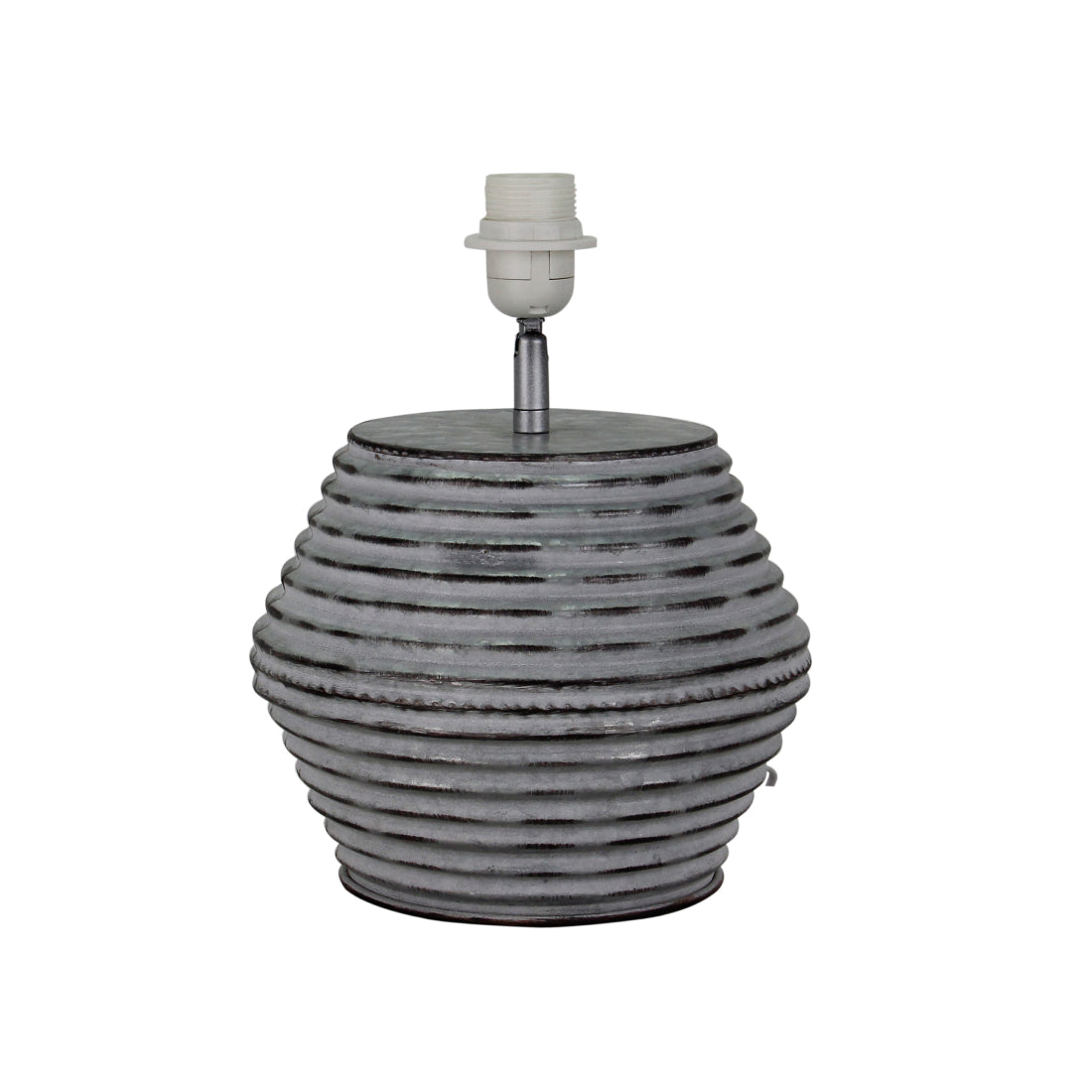 De Various Tin tafellamp in zilver heeft een Ø30 cm kap. Een moderne, stijlvolle tafellamp die een eigentijdse uitstraling biedt voor elk interieur.