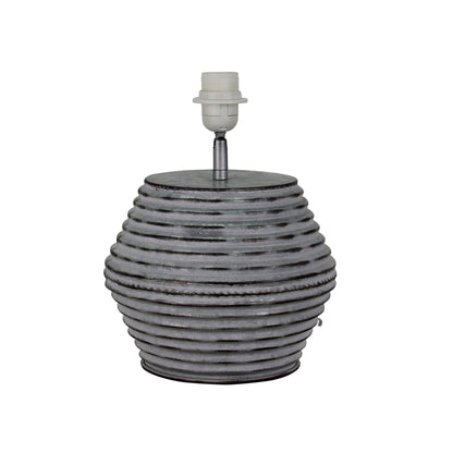 De Various Tin tafellamp in zilver heeft een Ø30 cm kap. Een moderne, stijlvolle tafellamp die een eigentijdse uitstraling biedt voor elk interieur.